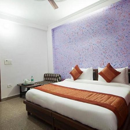 Airport Hotel Green Heights New Delhi Exteriör bild