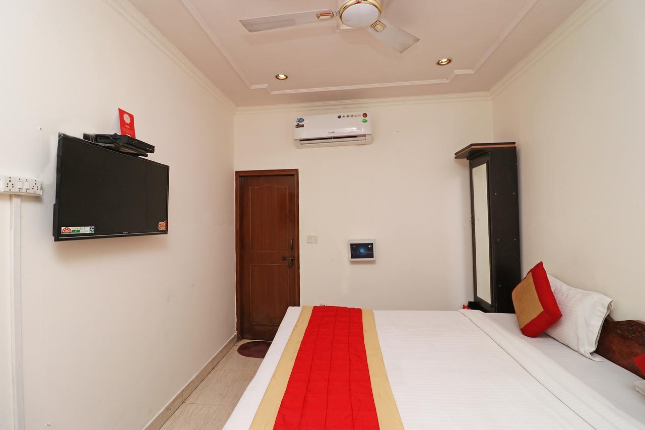 Airport Hotel Green Heights New Delhi Exteriör bild
