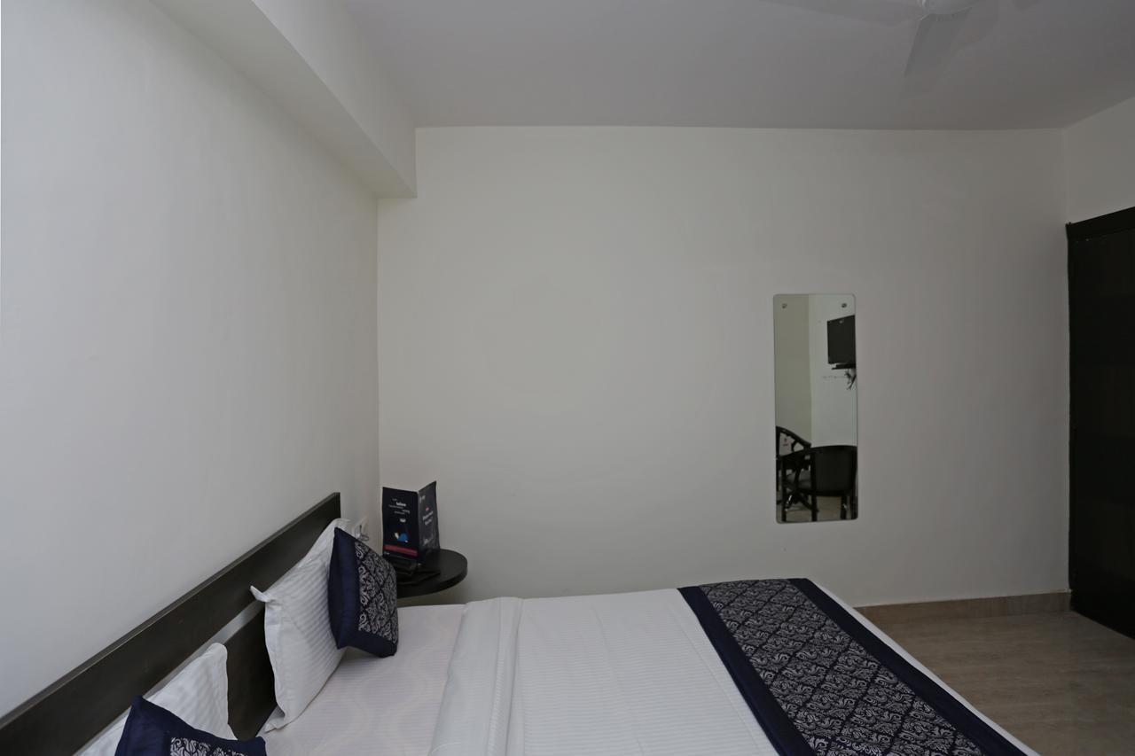Airport Hotel Green Heights New Delhi Exteriör bild