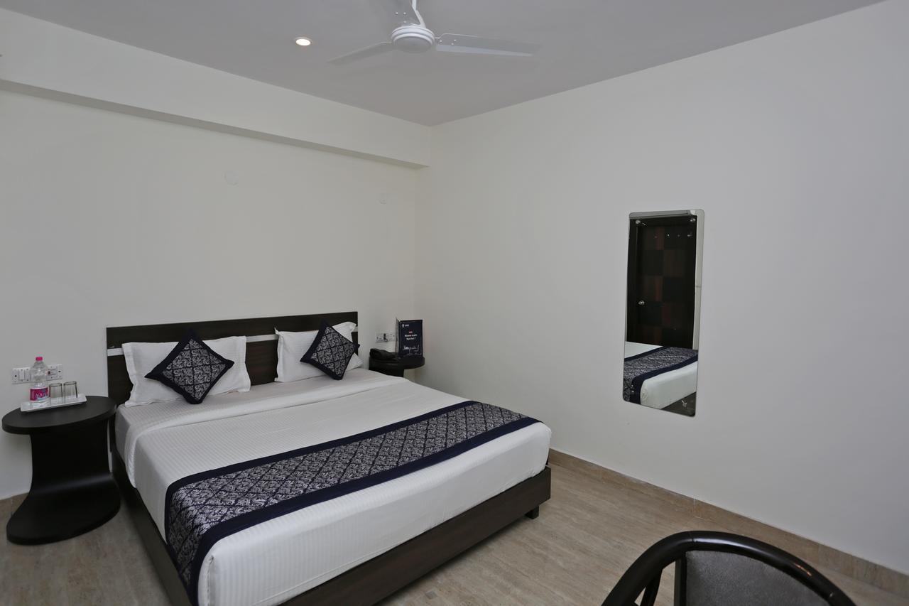 Airport Hotel Green Heights New Delhi Exteriör bild