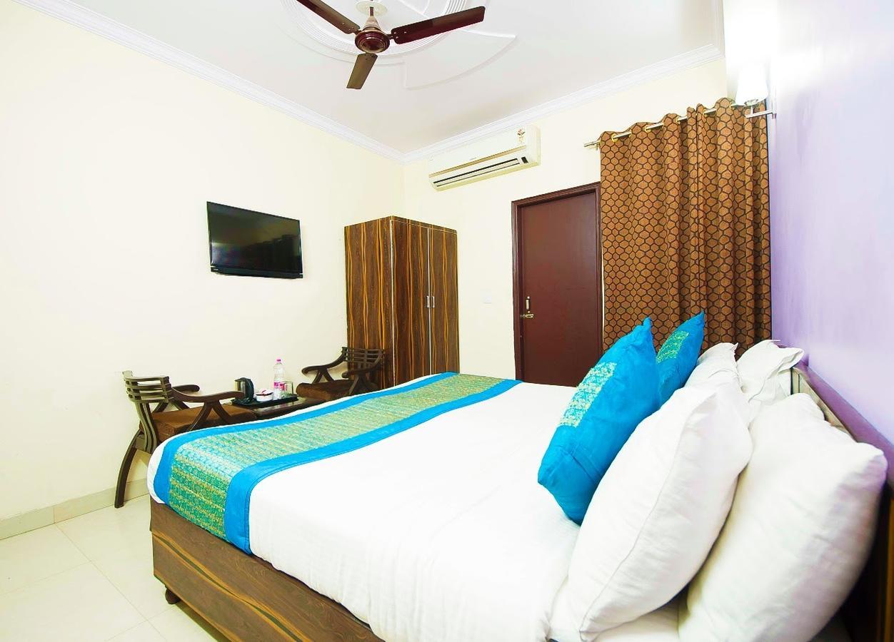 Airport Hotel Green Heights New Delhi Exteriör bild