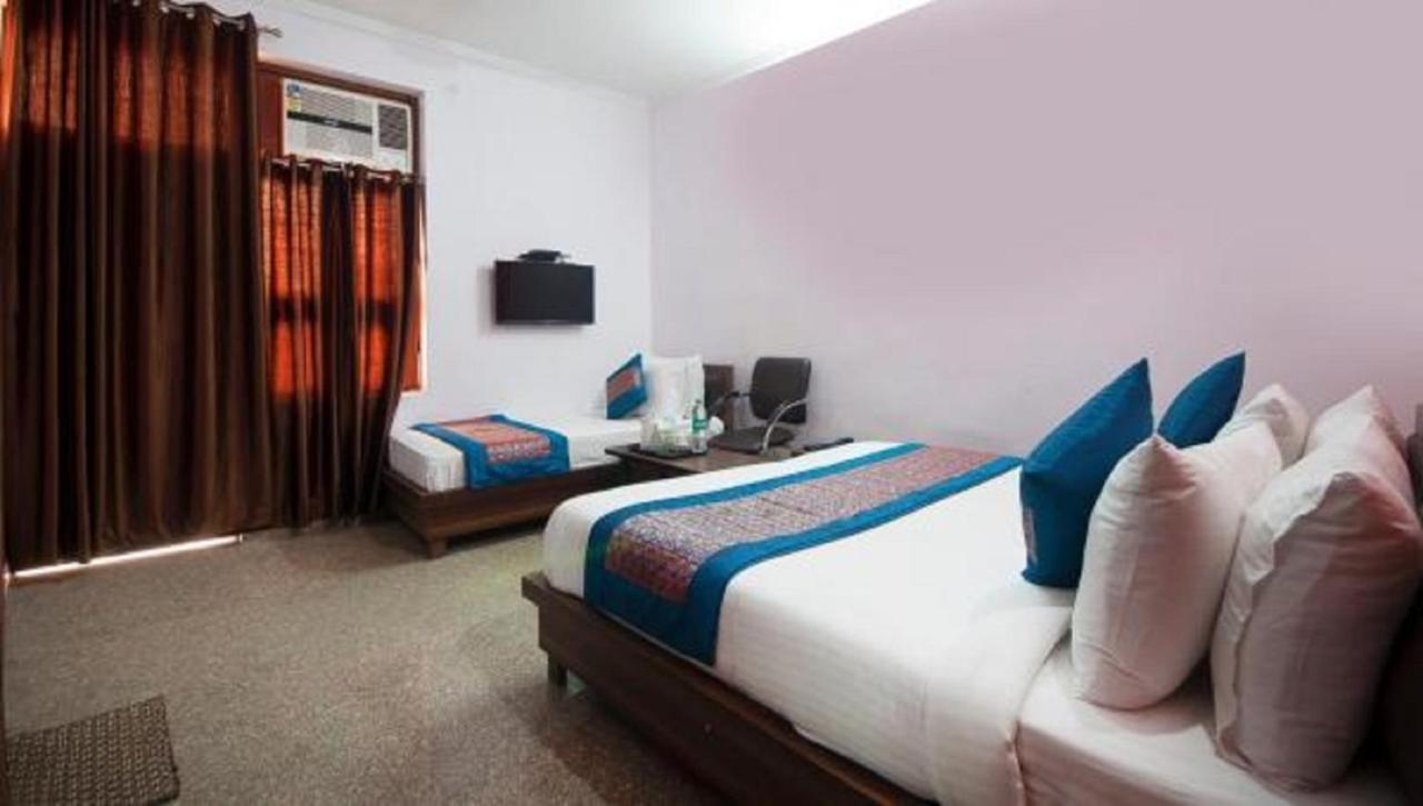 Airport Hotel Green Heights New Delhi Exteriör bild